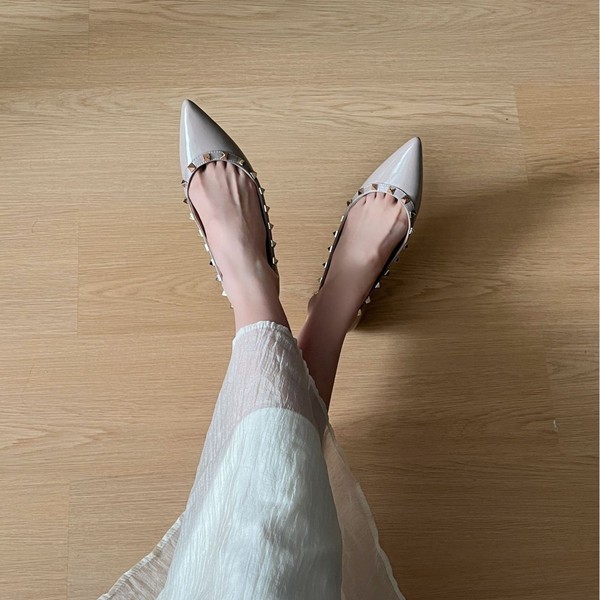 Pointed rivet shoes